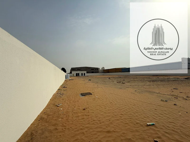 للإيجار في منطقة الجرف الصناعية 1 قطعة أرض مفتوحة مساحتها 45000 قدم مربع السعر 765000 درهم مكاتب ومرافق صحية أرضية مغطاة بالحصى كهرباء 20 كيلو واط63613993592577112