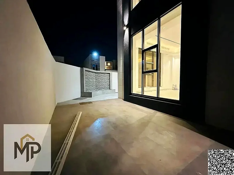 فيلا للبيع - طابقان وفناء كبير - قريبة من طريق الشيخ محمد بن زايد - ملكية حرة لجميع الجنسيات مدى الحياة63881146794753114