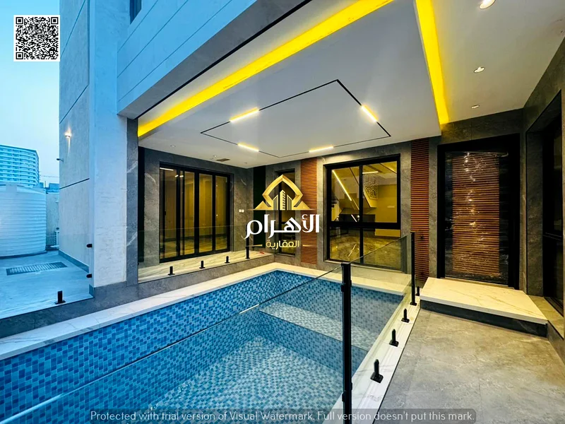 فيلا بتصميم عصري مميز، من طابقين وسطح، تتضمن الكهرباء والمياه وتكييف الهواء، في موقع متميز مع مسبح63881146966786113