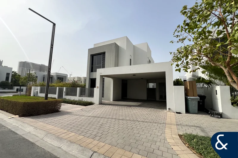 AVAILABLE NOW | CORNER PLOT | 5 BED LARGE63754729513089111