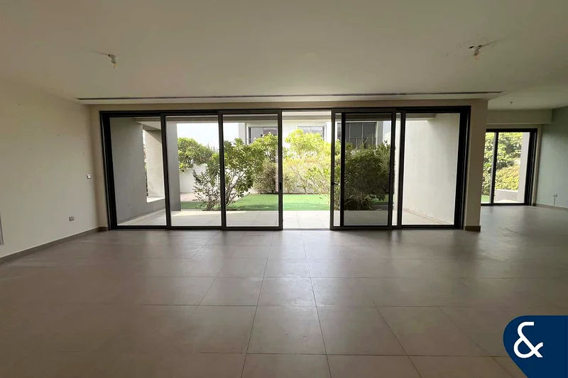 AVAILABLE NOW | CORNER PLOT | 5 BED LARGE63754729513089112