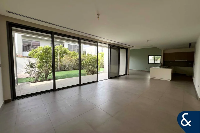 AVAILABLE NOW | CORNER PLOT | 5 BED LARGE63754729513089113