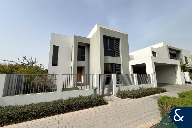 AVAILABLE NOW | CORNER PLOT | 5 BED LARGE63754729513089110