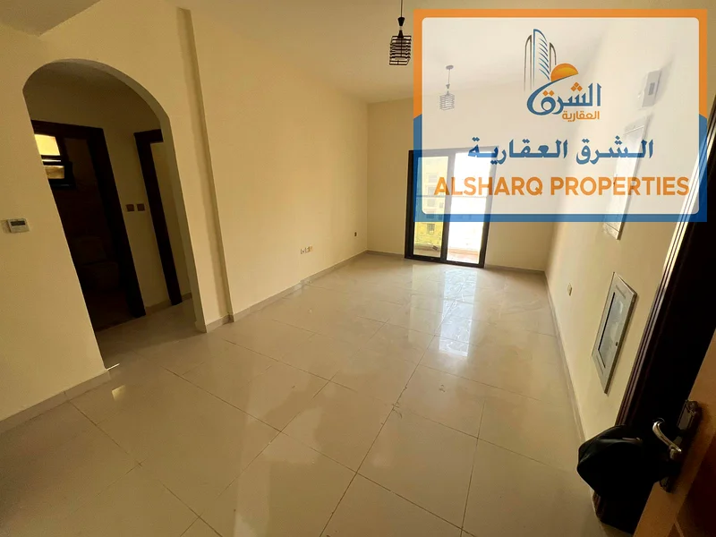 شقة بغرفتي نوم للإيجار السنوي في عجمان كورنيش، الصف الثاني بجوار دوار السفينة، ثلاث حمامات، غرفة نوم رئيسية واسعة، شرفة مع63810725739137110