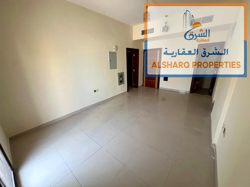 شقة بغرفتي نوم للإيجار السنوي في عجمان كورنيش، الصف الثاني بجوار دوار السفينة، ثلاث حمامات، غرفة نوم رئيسية واسعة، شرفة مع63810725739137112