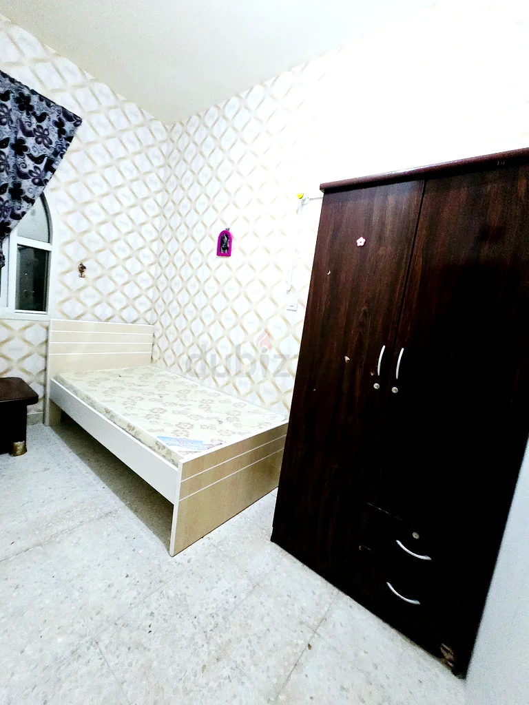 محل مشرف مول بالقرب من غرفة فردية مؤثثة64049789737219111