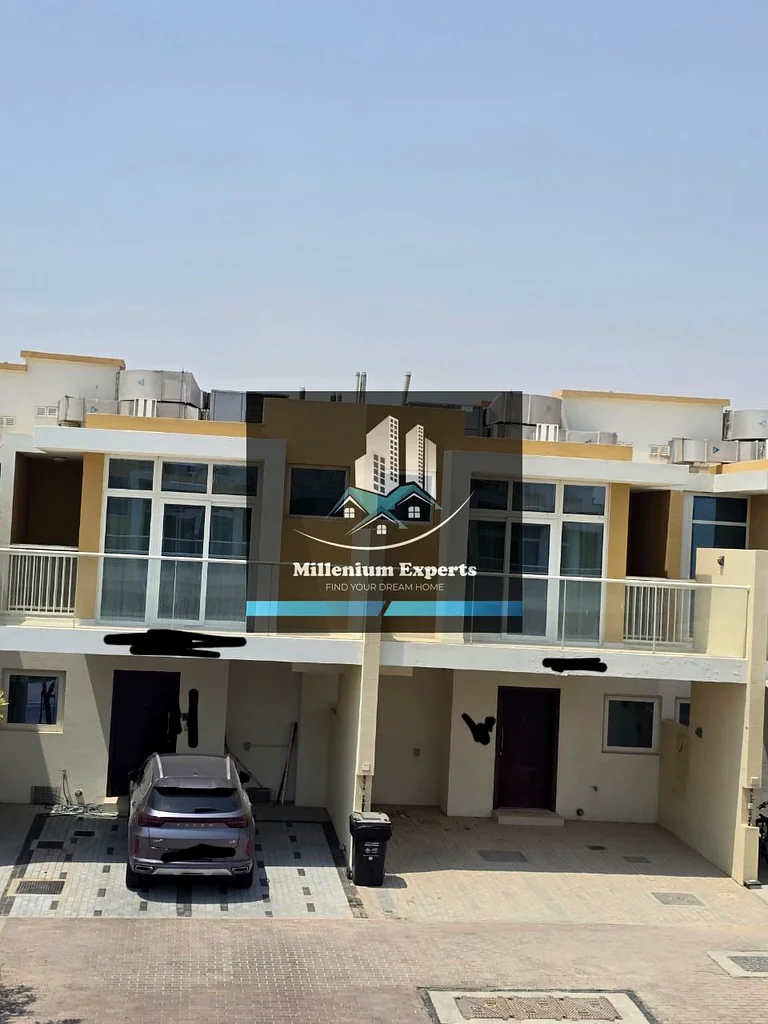 فيلا فاخرة واسعة مكونة من 3 غرف نوم للإيجار جاهزة للانتقال، وحدة متوسطة في صف واحد63741340690433110