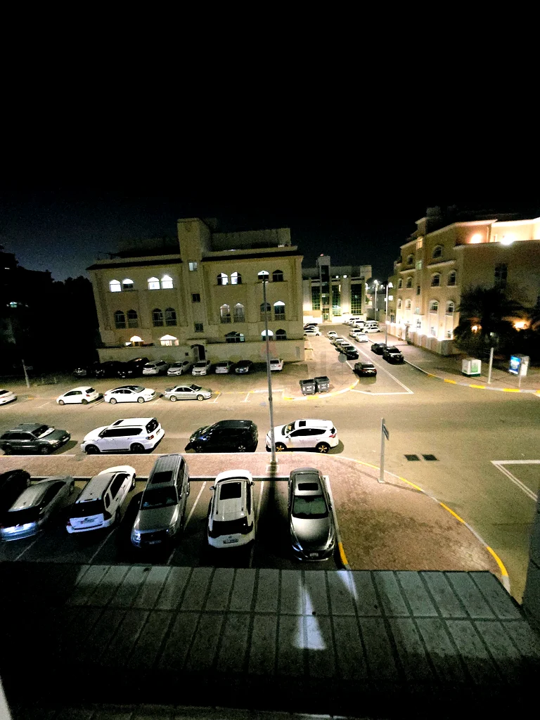 محل مشرف مول بالقرب من غرفة فردية مؤثثة64049789737219114