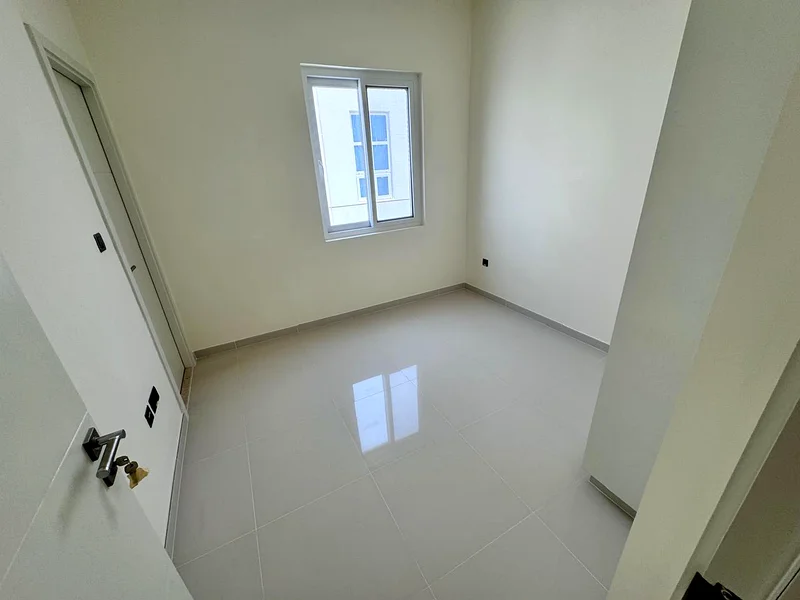 فيلا بثلاث غرف نوم وغرفة خادمة | حديقة على شكل حرف L | R2-EM | B2B63741152364545113