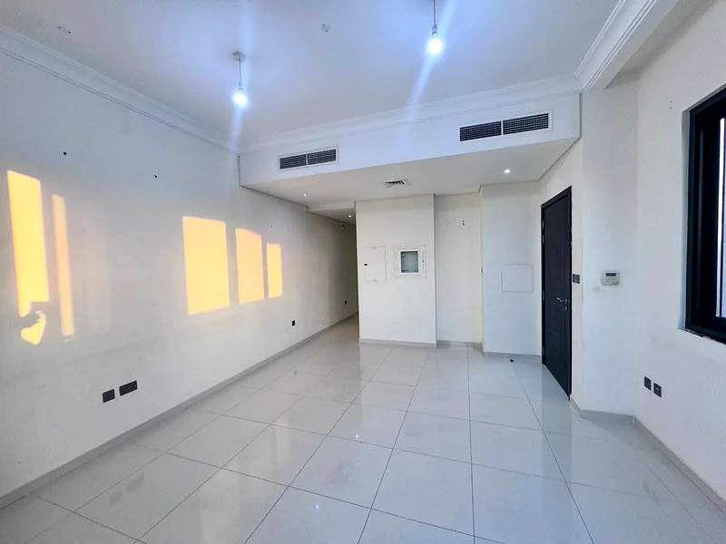 فيلا بثلاث غرف نوم وغرفة خادمة | حديقة على شكل حرف L | R2-EM | B2B63741152364545111