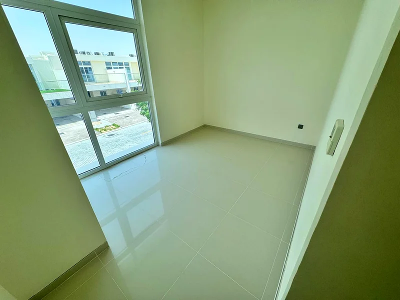 فيلا بثلاث غرف نوم وغرفة خادمة | حديقة على شكل حرف L | R2-EM | B2B63741152364545112