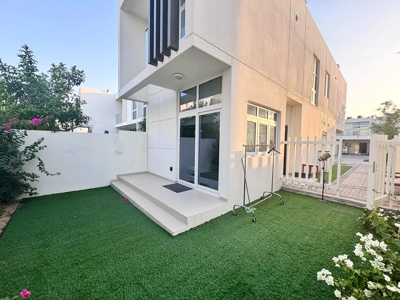 فيلا بثلاث غرف نوم وغرفة خادمة | حديقة على شكل حرف L | R2-EM | B2B63741152364545110