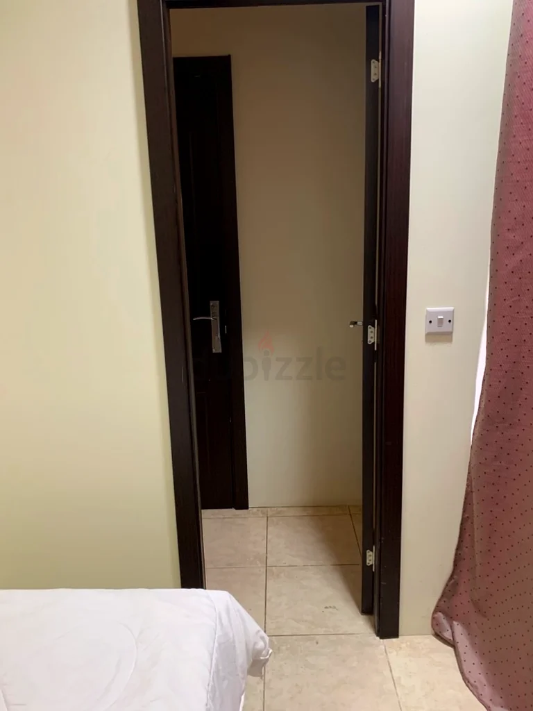 غرفة مُقسمة مع نافذة متاحة للإيجار الشهري في JVC63797193451011111