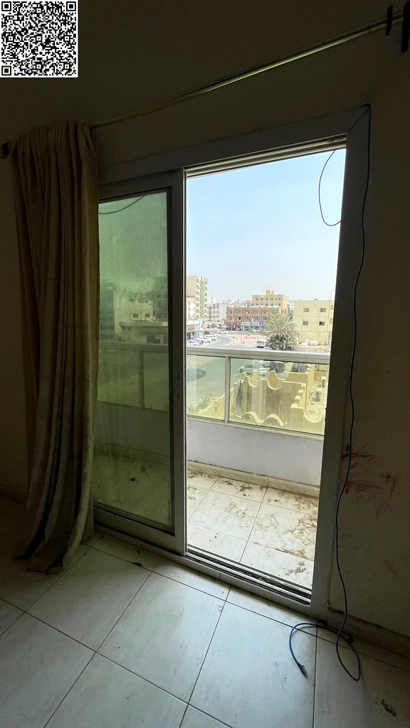 غرفة وصالة مع شرفة، ومطبخ كبير وحمام مع تكييف مركزي، مبنى عائلي قريب من جميع الخدمات في موقع حيوي63720879699970112
