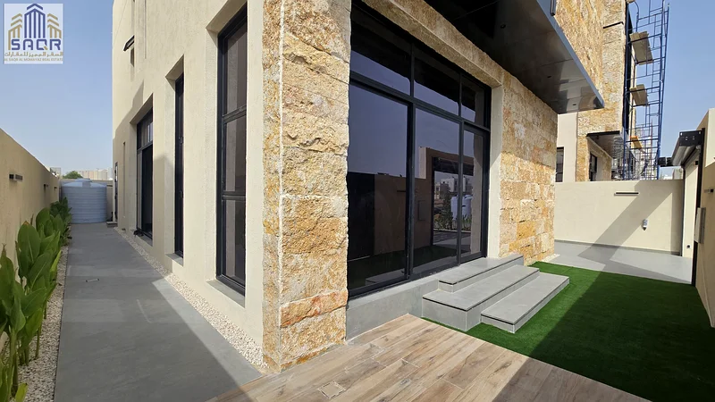 تتمتع الفيلا ذات التصميم الحديث بالإعفاء من رسوم التسجيل ورسوم الملكية.63911729909507113