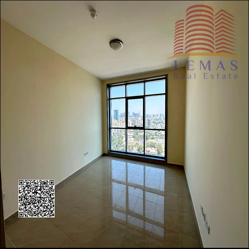 شقة مكونة من غرفتين نوم للإيجار، ومطبخ مغلق مع إطلالة كاملة على المدينة63810910492675113