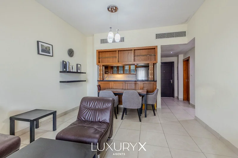 EXCLUSIVE | RENTED | LAKE VIEW | TRAVO63921390401921114