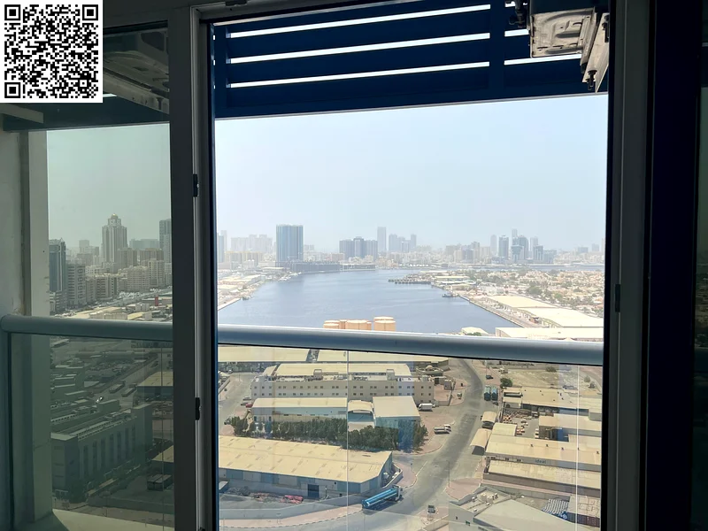الشقة الأكبر والأكثر أناقة، بغرفتي نوم مع غرفة معيشة فاخرة، حمامين، شرفة، وإطلالة على البحر. الموقع: مشرف، قريب من t63708498375298112