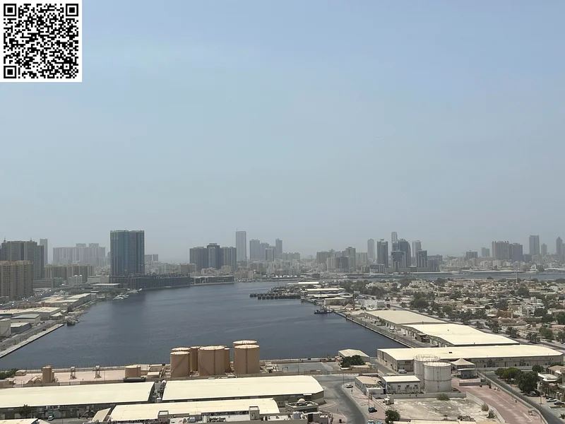 الشقة الأكبر والأكثر أناقة، بغرفتي نوم مع غرفة معيشة فاخرة، حمامين، شرفة، وإطلالة على البحر. الموقع: مشرف، قريب من t63708498375298114