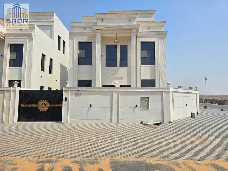 فيلا بواجهة حجرية، زاوية، طابق أرضي، طابق أول وسطح، بموقع سكني متميز63911729943553110