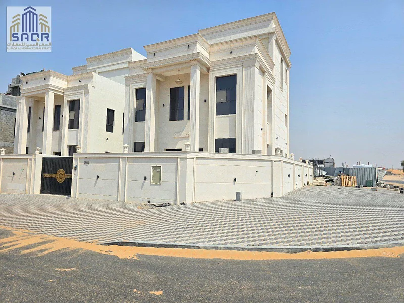 فيلا بواجهة حجرية، زاوية، طابق أرضي، طابق أول وسطح، بموقع سكني متميز63911729943553111