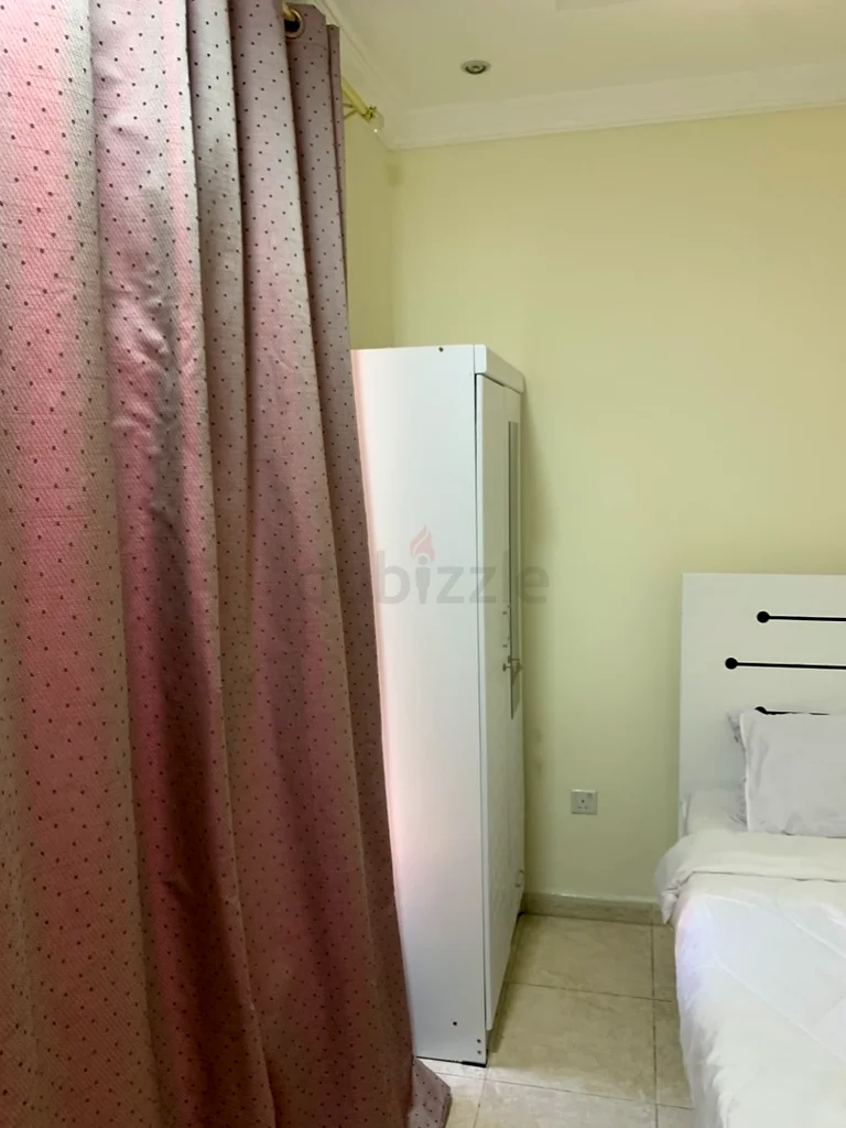 غرفة مُقسمة مع نافذة متاحة للإيجار الشهري في JVC63797193451011112