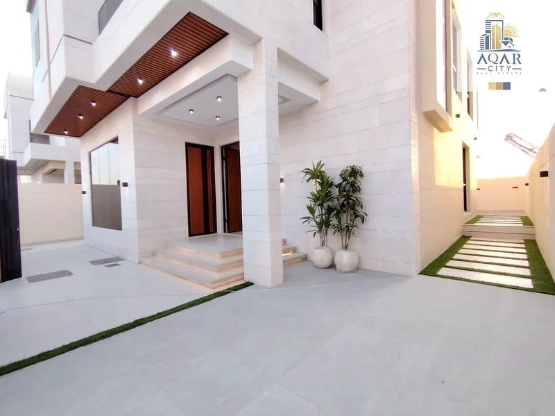للبيع، فيلا حديثة مع مسبح كبير، في موقع متميز خلف أبراج الإمارات.63903397257603111