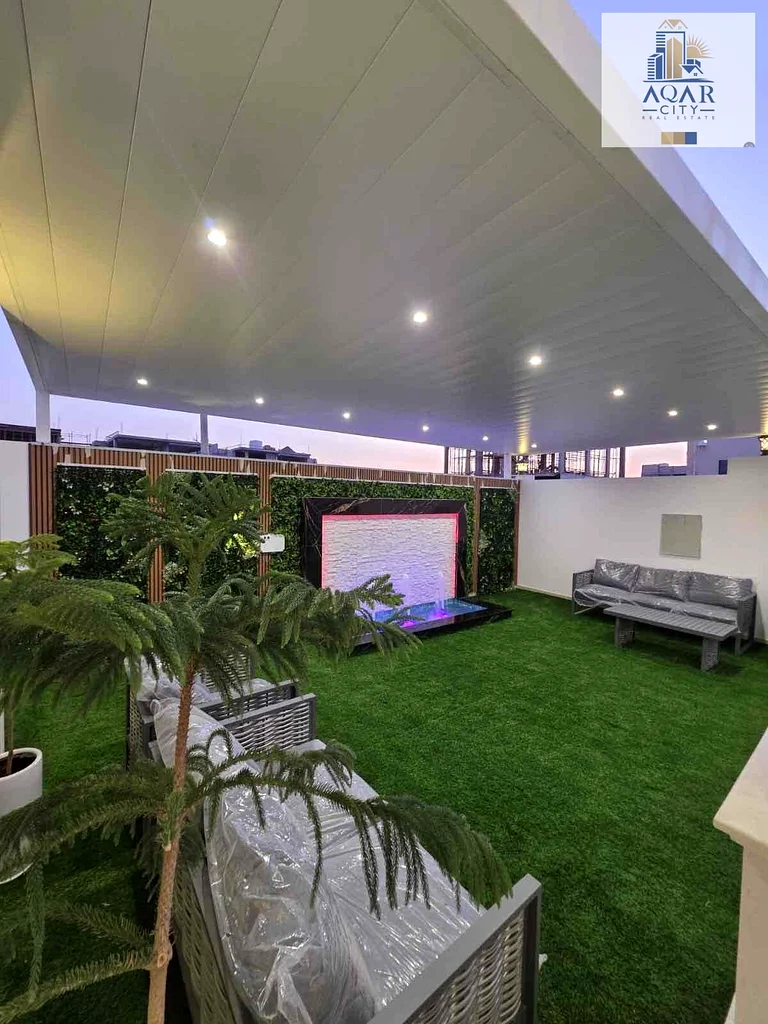 Own a luxurious villa with a classic design, two floors, a roof, and a garden. Large land area. Freehold for all nationalities, directly from the owne63903506562689112