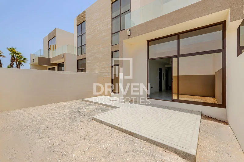 Single Row | Middle Unit | Close to Amenities63991935573763110
