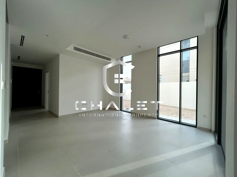 فيلا مذهلة. جديدة بالكامل. صف واحد63762905631363113