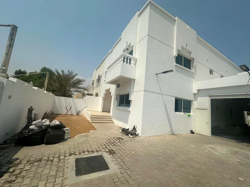 فيلا فسيحة مكونة من 5 غرف نوم مع غرفة خادمة في أم سقيم 263730427373954110
