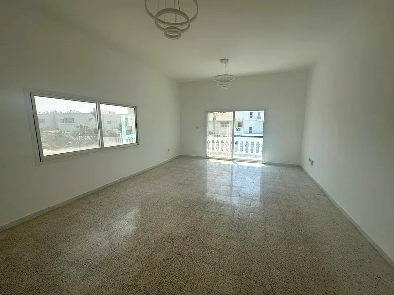 فيلا فسيحة مكونة من 5 غرف نوم مع غرفة خادمة في أم سقيم 263730427373954114