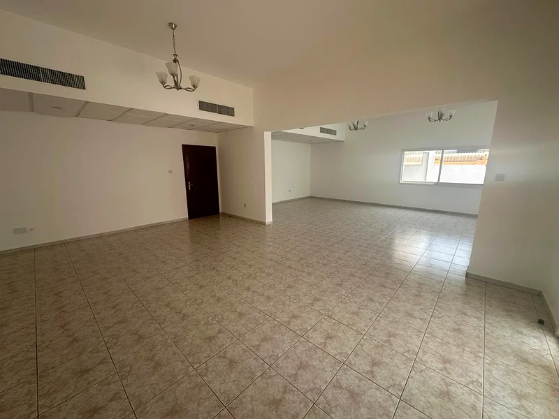 فيلا فسيحة مكونة من 5 غرف نوم مع غرفة خادمة في أم سقيم 263730427373954112