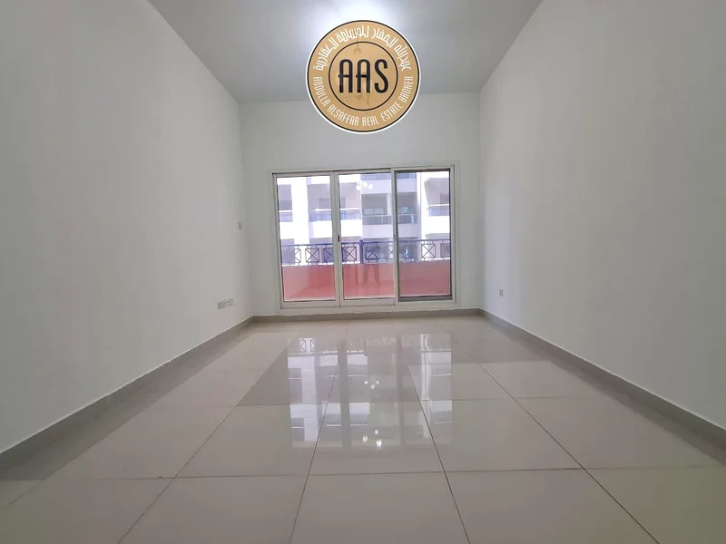 في موقع ممتاز شقة كبيرة مكونة من غرفتي نوم مع غرفة خادمة وجميع وسائل الراحة بدون تبريد63755799551105110