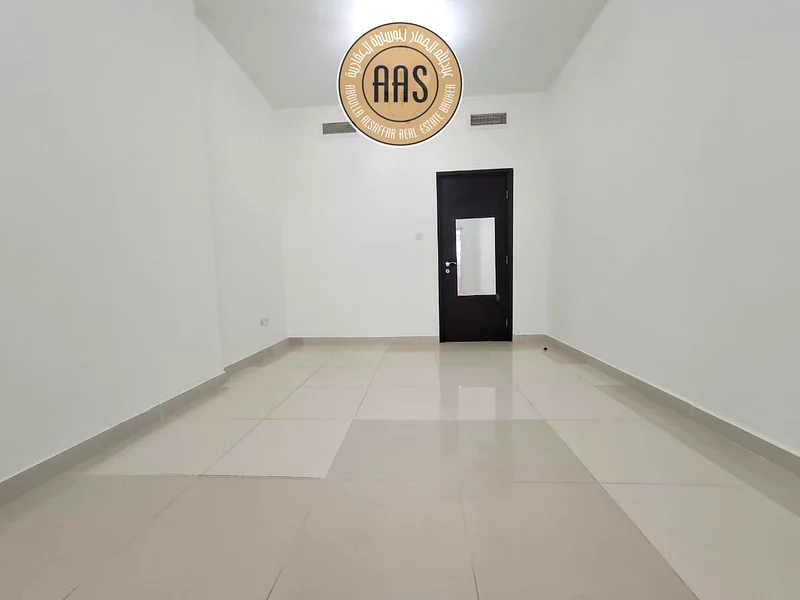 في موقع ممتاز شقة كبيرة مكونة من غرفتي نوم مع غرفة خادمة وجميع وسائل الراحة بدون تبريد63755799551105114