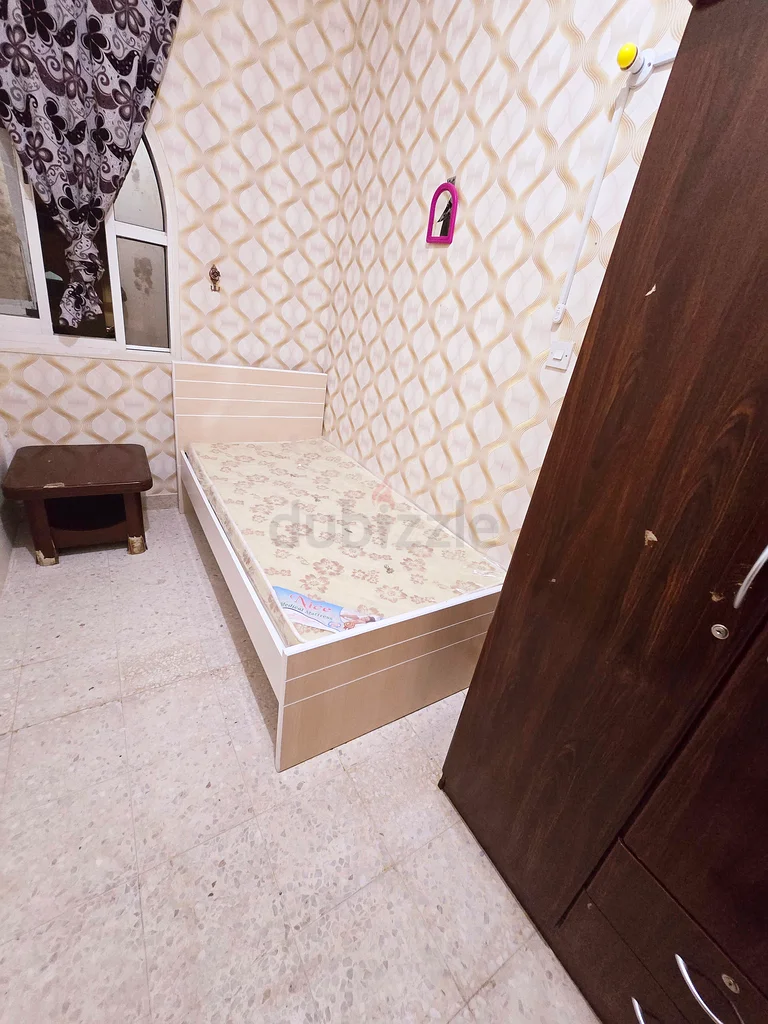 محل مشرف مول بالقرب من غرفة فردية مؤثثة64049789737219113