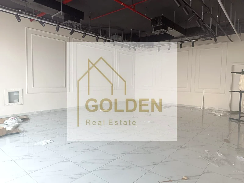 هل تبحث عن متجر تجزئة على الطريق الرئيسي مع موقف سيارات مجاني؟63613993637762112