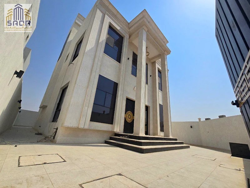 فيلا بواجهة حجرية، زاوية، طابق أرضي، طابق أول وسطح، بموقع سكني متميز63911729943553113