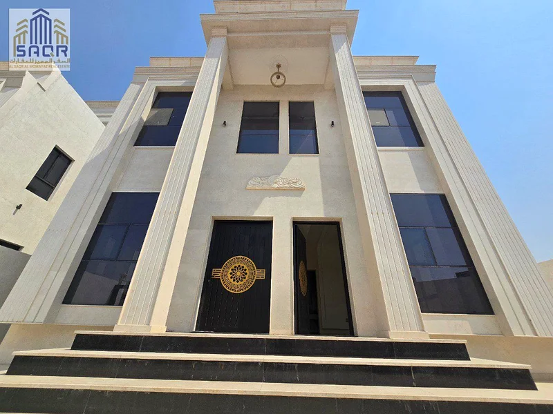 فيلا بواجهة حجرية، زاوية، طابق أرضي، طابق أول وسطح، بموقع سكني متميز63911729943553114
