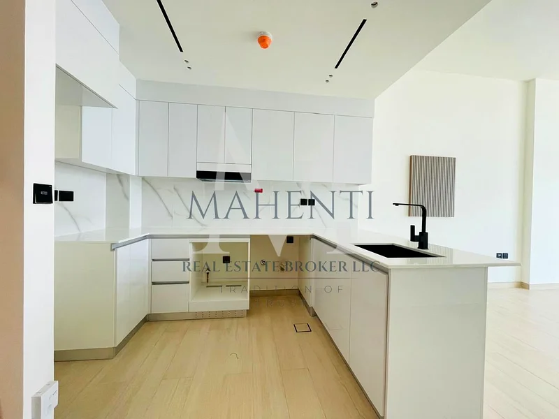 هادئ  |  فاخر  |  واسع  |  موقف سيارات  |  شرفة63781098091266111