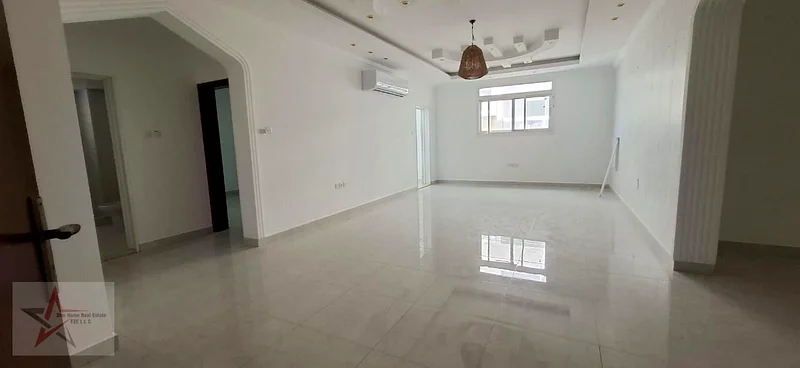 شقة كبيرة جداً!! مبنى جديد بالكامل!! شقة 4 غرف نوم مع شرفة وتكييف منفصل وغاز مركزي بسعر 65 ألف فقط63714636707330110