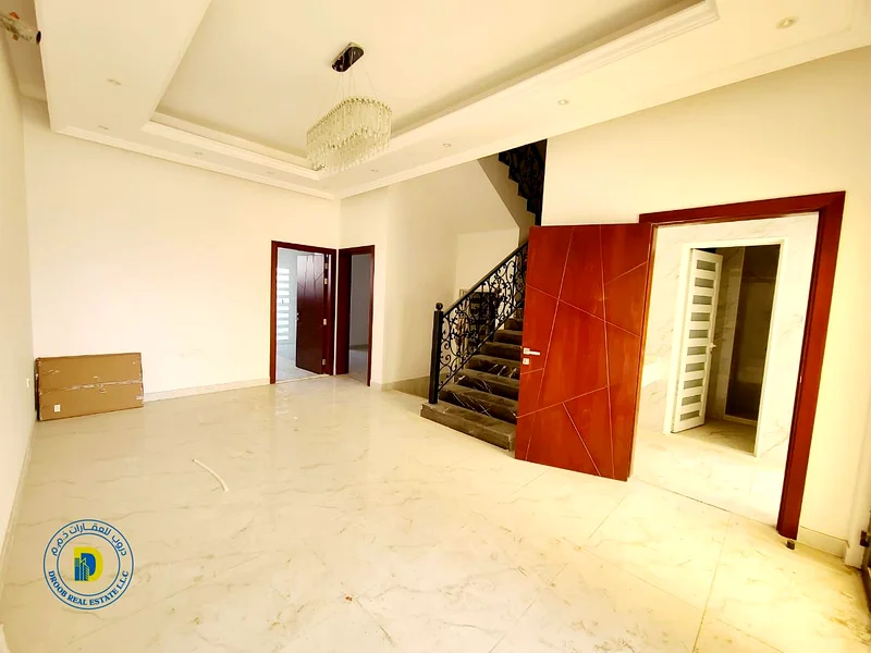 فيلا من 5 غرف نوم للبيع في منطقة الحيلو 2 بسعر خاص جدًا63903291616387112