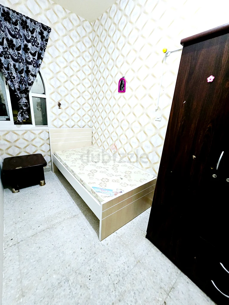 محل مشرف مول بالقرب من غرفة فردية مؤثثة64049789737219110