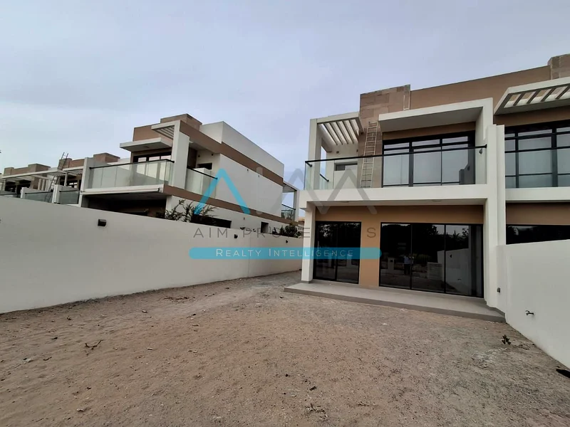 الانتقال إلى فيلا جديدة كليًا مكونة من 4 غرف نوم مع مدخل حديقة وحديقة كبيرة63971398225667114