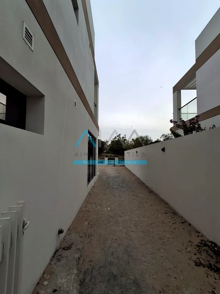 الانتقال إلى فيلا جديدة كليًا مكونة من 4 غرف نوم مع مدخل حديقة وحديقة كبيرة63971398225667113