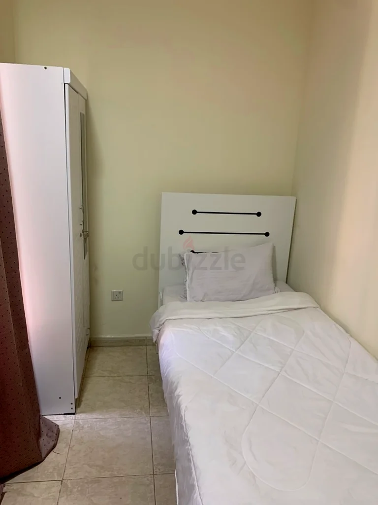 غرفة مُقسمة مع نافذة متاحة للإيجار الشهري في JVC63797193451011110