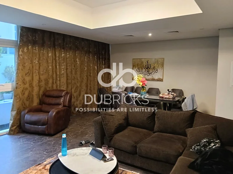 Upgraded & Extended R2MB Townhouse | Premium Layout | Vacant on Transfer64001701195138114