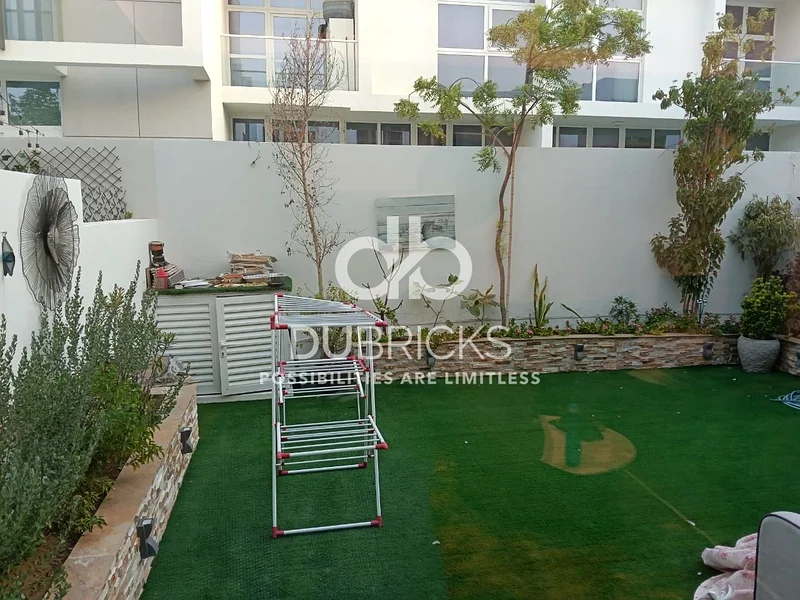 Upgraded & Extended R2MB Townhouse | Premium Layout | Vacant on Transfer64001701195138110