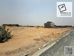For sale: Townhouse plot on a main street with a large 8-meter setback. Excellent location. Freehold