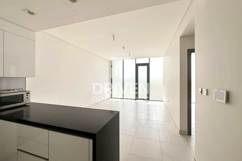 Best Price | Brand New and Bright Unit | Spacious63750450448769114